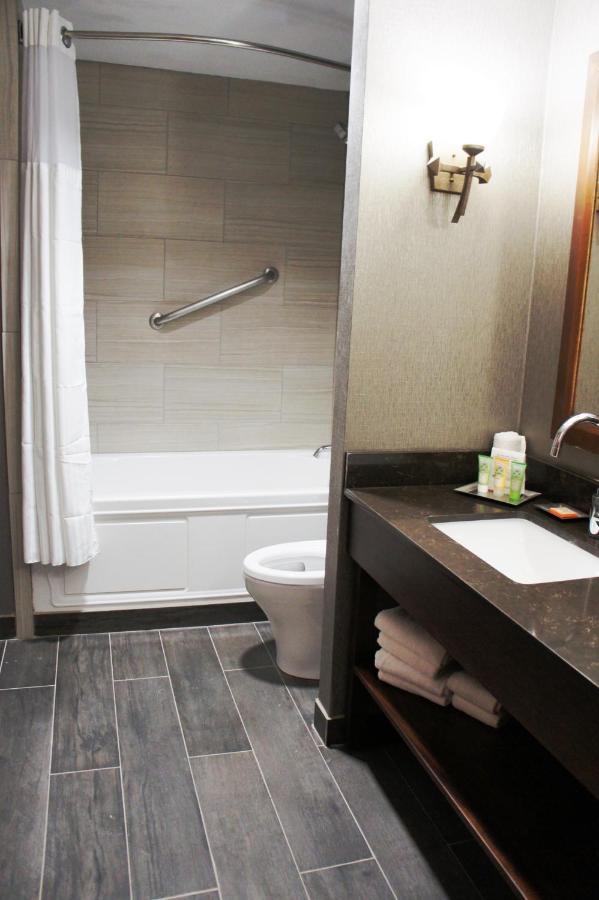 Wyndham Garden Baronne Plaza Hotel New Orleans Bagian luar foto