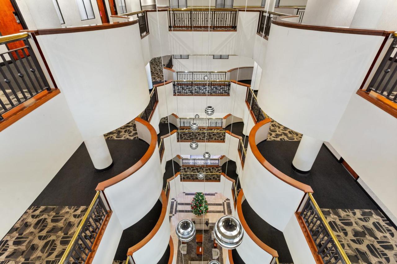 Wyndham Garden Baronne Plaza Hotel New Orleans Bagian luar foto