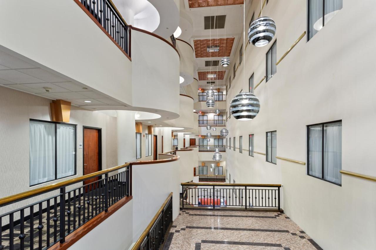 Wyndham Garden Baronne Plaza Hotel New Orleans Bagian luar foto