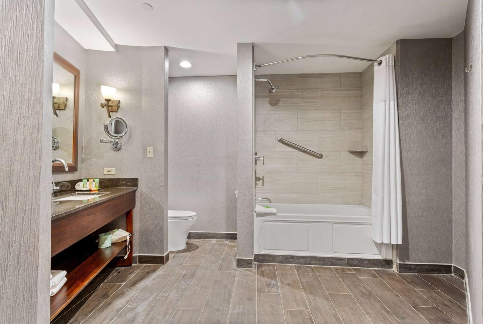 Wyndham Garden Baronne Plaza Hotel New Orleans Bagian luar foto